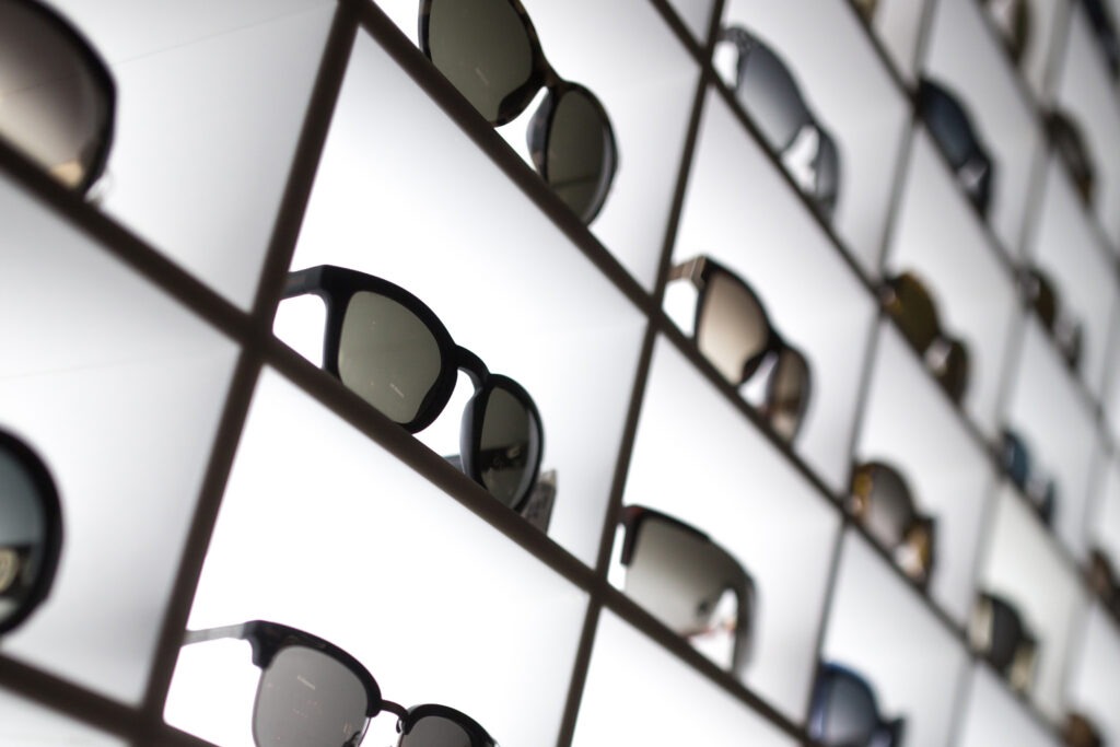 Un présentoir rempli de lunettes de soleil